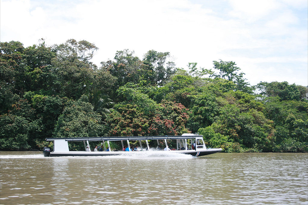 Vervoer_over_het_Tortuguero_kanaal